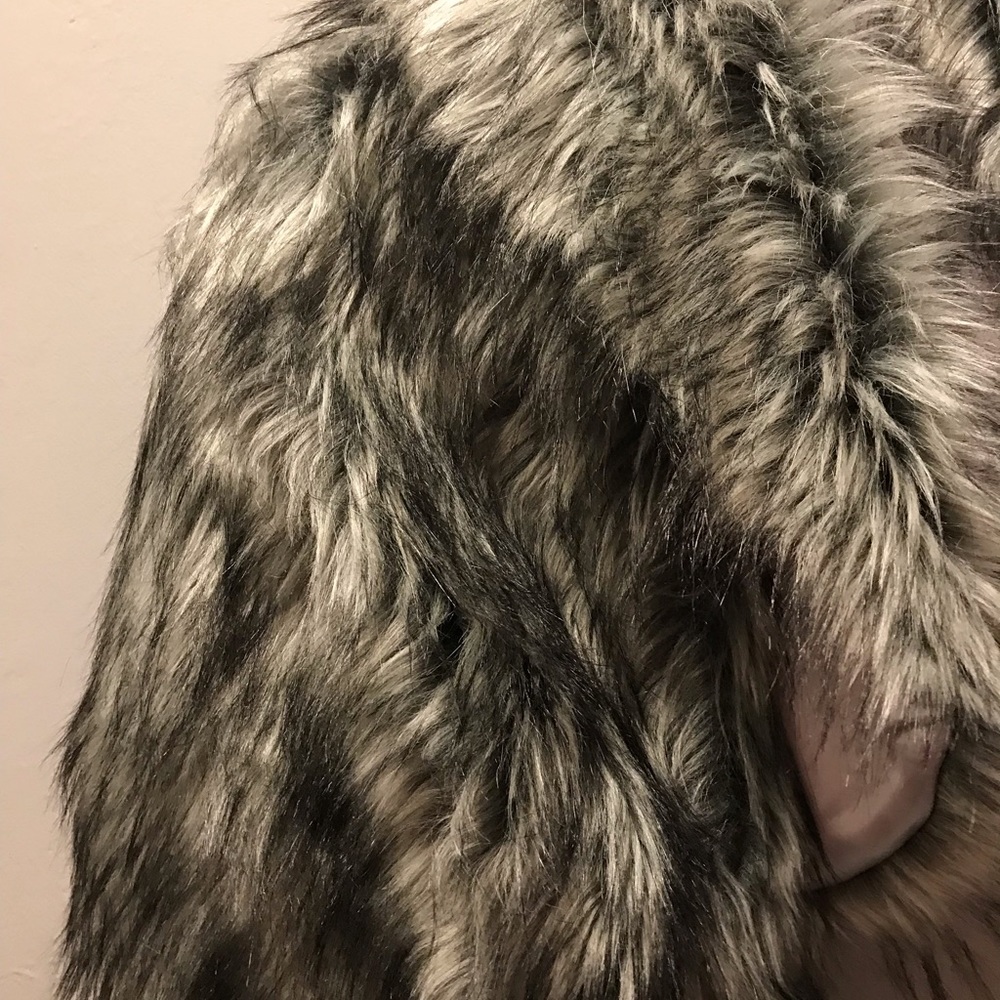 Gorgeous gray faux fur wrap. - Picture 2 of 5